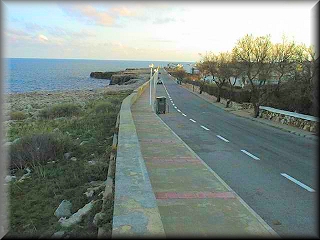 Vista panoramica de la avenida costarera jusnto al imprecionante acantilado de S`Algar y jusnto a Cala Rafaelet, en la zona central ahi un bufador.