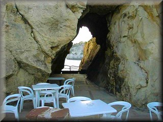 ventana vista al mar de la cueva de la isla junto al restaurante en Cala Galdana 