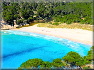 lLa espectacular playa de Trebaluger, a la primera vista deja claro porque es una de las abanderadas declos conservacionistas de Menorca