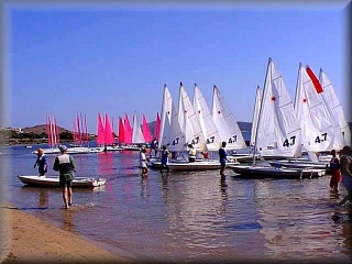 Playa de Ses Salenes, area de la escuela de vela windsurt y el muelle del club maritimo de Fornells 