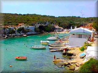 Alcaufar, cala alcaufar es un pequeño caseria jusnto a la cala de Alcaufar soble la que se encuentran las casetas de pescadores tipicas en la costa menorquina 