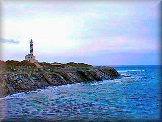 El Faro en si es lo menos interesante, la costa de rocas negras y las playas virgenes si que son muy de interes, es parte del Parque albufera de Es Grao