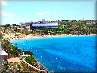 Areal de en castell, la playa es el centro de la vida de la urbanizacion con una buena cantidad de apartamentos a pie de la amplia playa