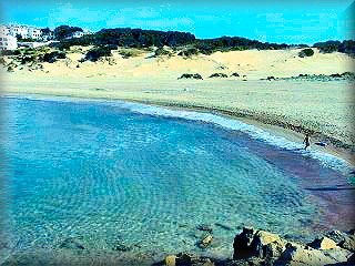 Son Saura, es la primer playa virgen, bella, grande impresionante que nos encontramos si venimos desde la urbanizaciones de Calan Bosch y Son Xoriguer, sur de Ciudadela