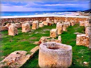 Los restos de La basilica Paleocristiana de Son Bou, museo al aire libre, de la presencia Romana en la Isla de Menorca, se encuentran junto a la misma playa de Son Bou