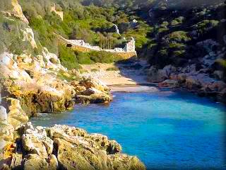 La playa de bini dali es pequeña pero muy acojedora, muy resguardada por el barranco, junto a ella hay una cueva prehistorica, vistada por nudistas