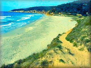 A la derecha de santo Tomas, la primer playa, es Binigaus, buena bonita y compartida con los que practican nudismo, es la puerta al barraco de Binigaus y exurcion a la cova de Colom