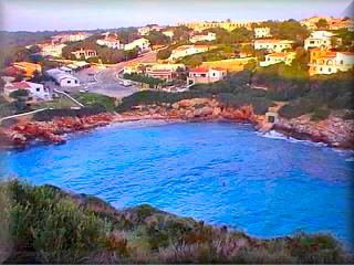 Canutell cunta con dos zonas para el baño, uno al final de la cala donde esta la playa y un pequeño pantalan de atraque para barcos oto esta area de la fotografia