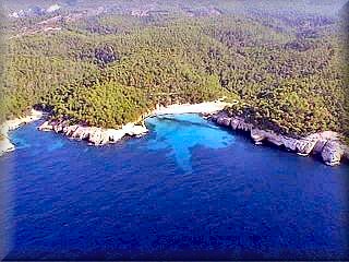 cala escorxada es mas pequeña que cala Trabaluger pero mere la pena caminar un poco mas para verla la arena de la playa en fina y rodeada de pinos