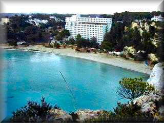 Cala galdan, dispone de un exelente planta hotelera, como el Hotel Cala galdana, el hotel Audax el Sol Elite Aavilanes y el Aparthotrl Flora Mar