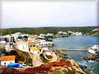 La poblacion de La Mesquida con vistas  a la Playa y al Bunker, es un conjunto de casas sobre la falda de las peñas, forma un paisage acogedor como sus gentes