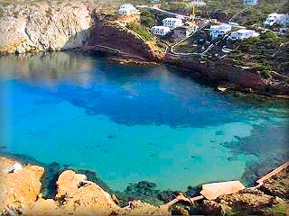 Las vistas de la Cala de Morell son como muy inpresionantes, dado la altura de los acantilados y lo pequeño del cajon deonde esta la playa.