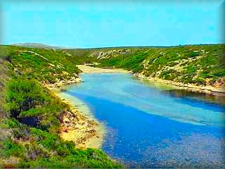 Cala Pudent, esta a unos 20 minutos caminando desde el arenal de Son Parc, caminando sobre la mola de Fornells en la costa opuesta a la poblacion de Fornells