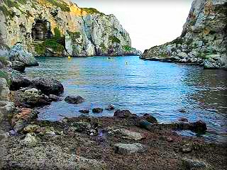 Calas Covas o Cales Coves, famosa por ser un bastion del naturismo, nudismo y vida hippiesi en Menorca, las muchas cuevas se habitarosn con gente de toda europa viviendo desnudos por toda la cala y los yates 