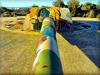 Los cañones de la antigua Base de la Bateria Militar de Llucalari, hoy ya abandonada y en proseso de deterioro, contenia piezas de artilleria de gran dimencion