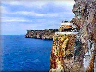 Sentarce a tomar cafe en la terraza del bar a media tarde o por la noche bailar en la discoteca de Xoroi con una pista justo frente a una havertura del acantilado que da al vacio y la inmensidad del mar como horizonte es un pribilegio de unos pocos, no se lo pierda