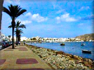 El Paseo junto a la Bahia de Fornells, antiguo caseria volcado por completo a la costa, hoy su desarrollo busca las colinas del interior, pero el mar sigue sindo su motor de la vida