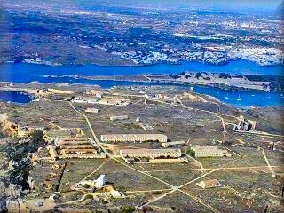 Vista Aerea de la Mola de Mao, bunker a la entrada del Puerto de Mahon base militar hoy museo al aire libre