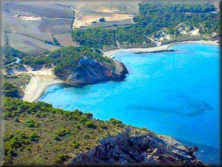 Vista panoramica de La Val_ cala Algallarens, donde se aprecia las dos playas, el curso de agua del torente la zona de dunas detras de algallarens y los campos de cultivo  