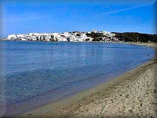 Vista de la poblacion Des Grao desde la gran Playa de Es Grao, es una playa muy con aguas muy tranquilas al fina de la Bahia  