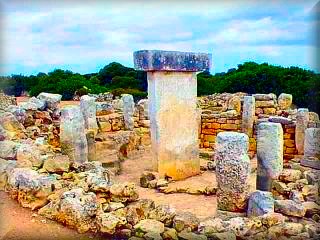 Camino de Calan Porter a Alaior se encuentra el increible poblado talaiortico de Trroralba den Salor, poblado prehistrico con una de las taulas mas espectaculares, un museo al aire libre 