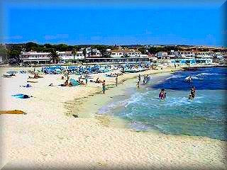 La playa Punta Prima frente a la isla del Aire es un sitio muy concurrido, por turistas y locales, esta muy proximo a Sant Lluid Y Mahón