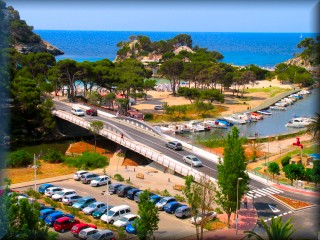 Vita general del puete de Cala Galdana, la playa y el area de ocio nautico del Rio de Cala Galdana