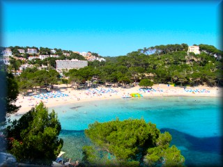 La playa de cala galdana mostrada en toda plenitur del verano dando alegria a los turistas