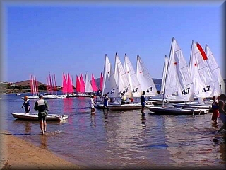 Plage de Ses Salines, zone de l'école de voile de planche à voile et le quai du club maritime de Fornells.