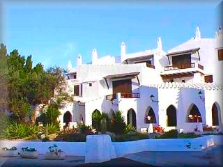 Binibeca Vell el viejo poblado de Binibeca se reformo para crear un sitio bonito y curioso, por sus minusculas casas y pequeñas callejuelas casi de cuentos infantiles