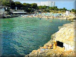 Cala Blanca è una spiaggia di medie dimensioni con una grande area boscosa, un grande hotel e soprattutto chalet e appartamenti; offre servizi nautici e immersioni.