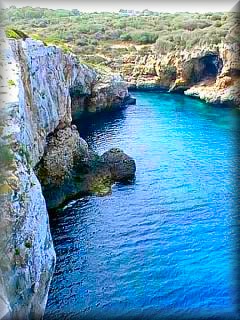 Cala Rafalet, la petite crique Rafalet est une minuscule crique derrière l'urbanisation de S`Algar ; les vues sur la falaise de Rafalet sont spectaculaires.