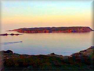 The islet of Isla de Colom, in front of the town of Es Grau, has two very interesting beaches and is separated from Menorca by about 100 meters; there is a boat that goes back and forth to the islet