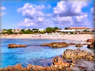 La spiaggia di Son Xoriguer segna il limite delle spiagge urbanizzate; da qui in poi si estendono spiagge vergini lungo un buon tratto della costa di Ciudadela.