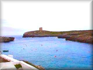 Vue panoramique de Cala Alcaufar donnant sur la tour de défense, bunker qui protégeait des débarquements sur la plage.